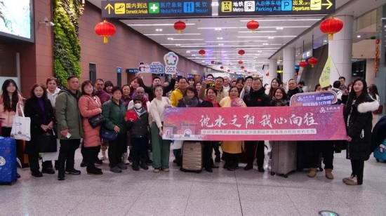 2月11日，一批馬來西亞游客抵達(dá)沈陽桃仙國際機(jī)場。新華社發(fā)