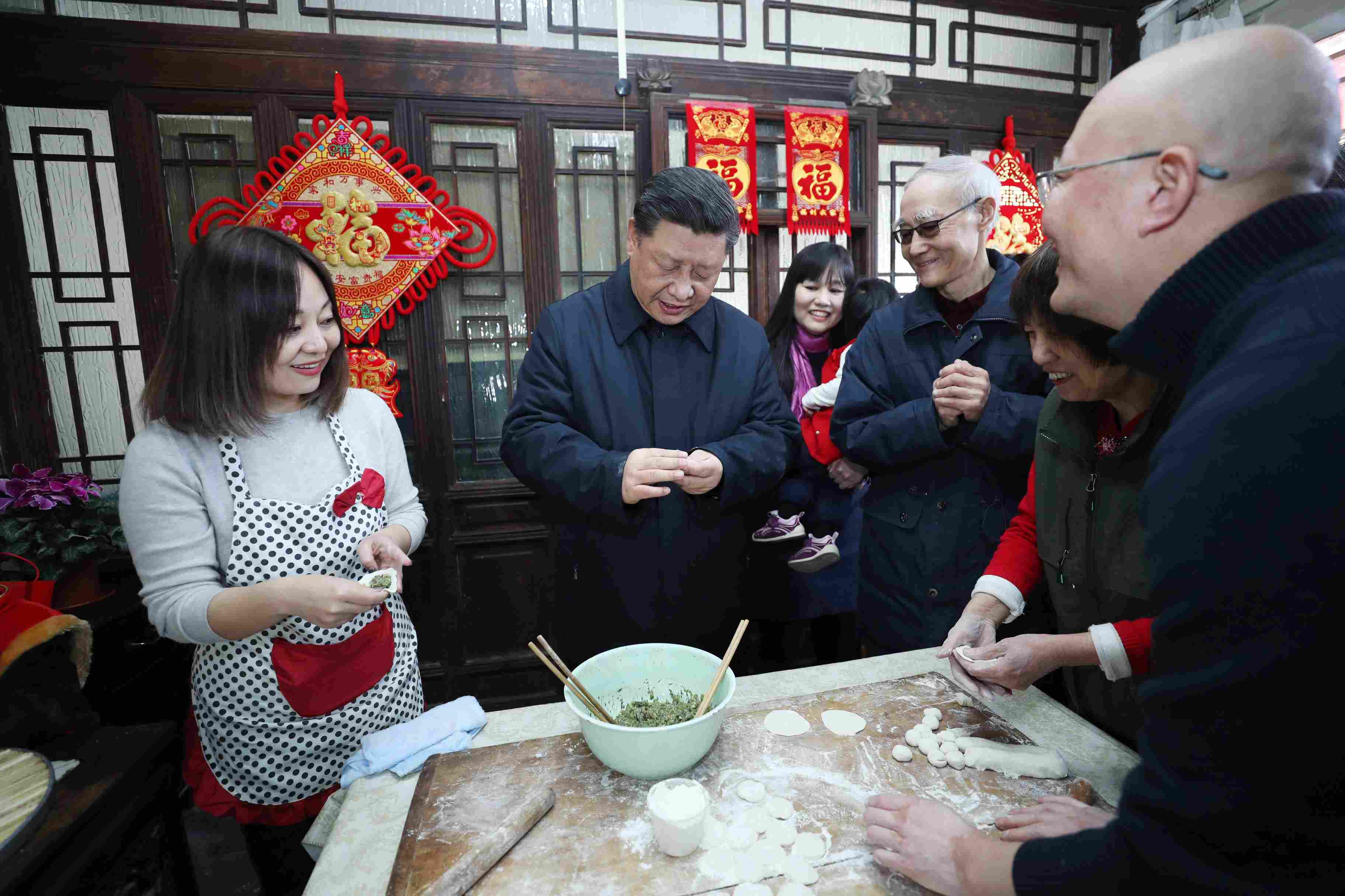 △ 2019年2月1日，習(xí)近平總書記在北京前門東區(qū)草廠四條胡同，同朱茂錦一家人包餃子、聊家常。