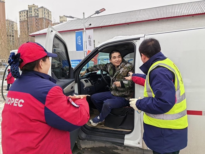 加能站員工為雪天到站充電的司機(jī)送來(lái)泡面并邀請(qǐng)他到站里休息。受訪者供圖