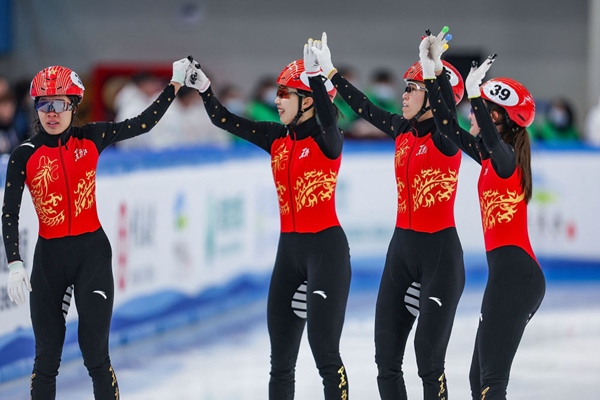 2月18日，黑龍江隊(duì)選手徐愛(ài)麗（左一）、臧一澤（左二）、范可新（右二）、王欣然在奪冠后向觀眾致意。新華社記者 黃偉 攝