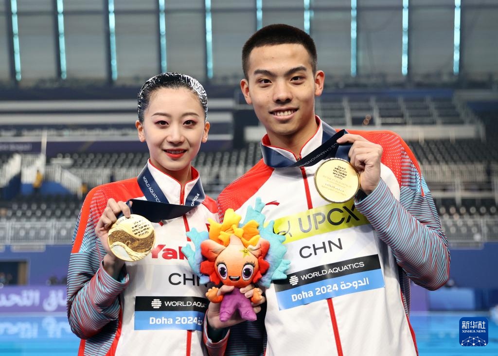 2月10日，2024年多哈游泳世錦賽花樣游泳混合雙人自由自選決賽，程文濤（左）/石浩玙在頒獎(jiǎng)儀式后合影。新華社記者 雒圓 攝