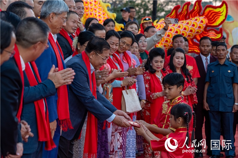 在活動現(xiàn)場，敏昂萊主席根據(jù)當?shù)貍鹘y(tǒng)向兒童送祝福2-人民網(wǎng)記者謝佳君攝