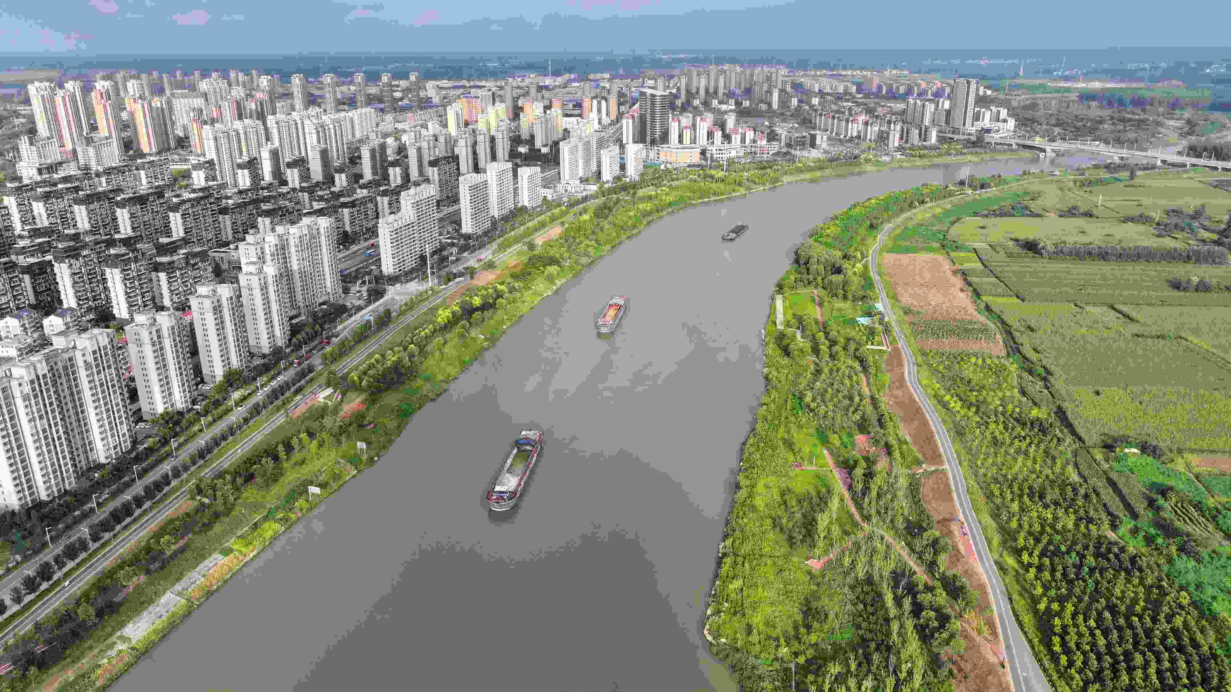 △ 2023年8月21日，安徽阜陽，初秋時節(jié)，界首城市建設與沙潁河水系、橋梁和綠植相映襯，構成一幅生態(tài)宜居的美麗畫卷。