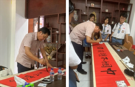 茍皓東展示中國書法藝術(shù)。巴陵康孔子學(xué)院供圖