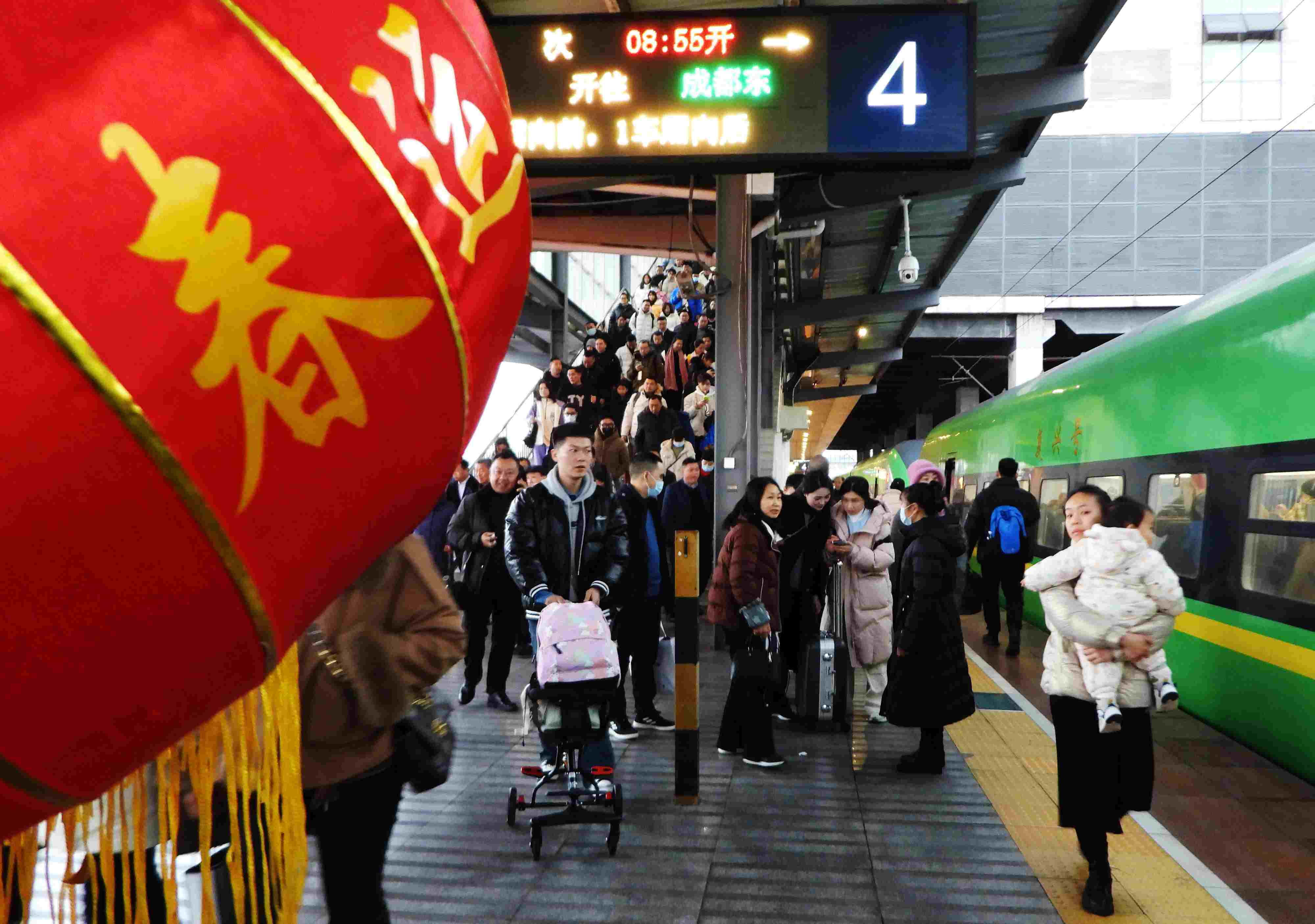 △ 2024年1月26日，四川省達(dá)州市車站，準(zhǔn)備乘坐“復(fù)興號”動車組列車出行的旅客。