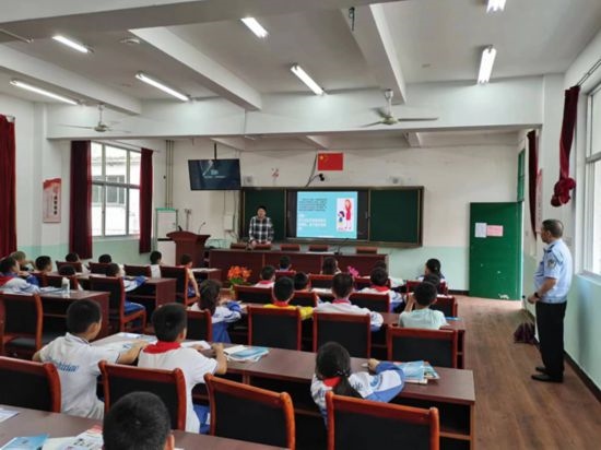 安全知識(shí)宣傳進(jìn)校園。將樂縣農(nóng)業(yè)農(nóng)村局供圖