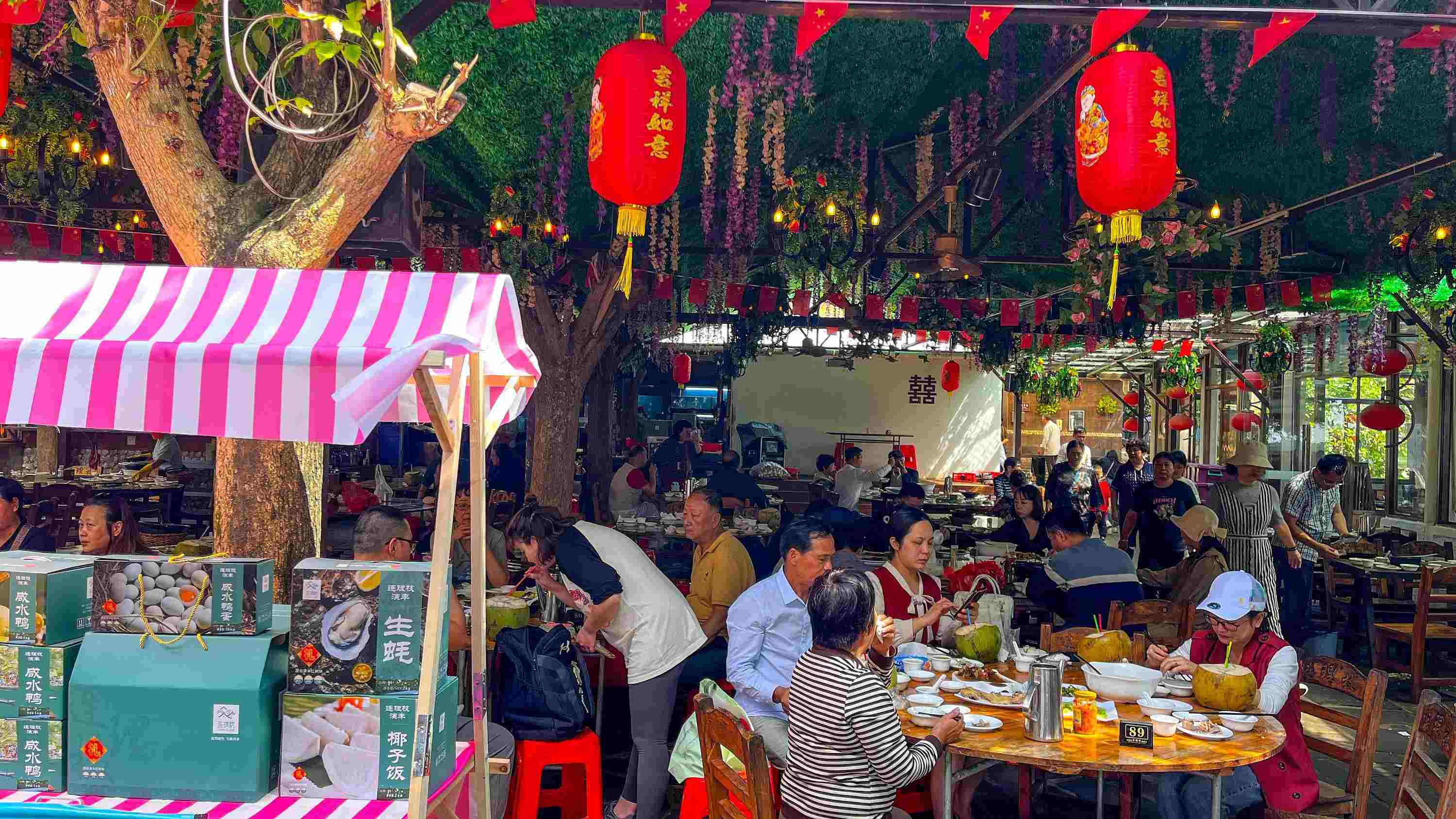 △ 2024年2月17日，春節(jié)假期最后一天，?？卩l(xiāng)村旅游持續(xù)火爆，眾多游客前往漁家樂品嘗特色海鮮和鄉(xiāng)村美食。
