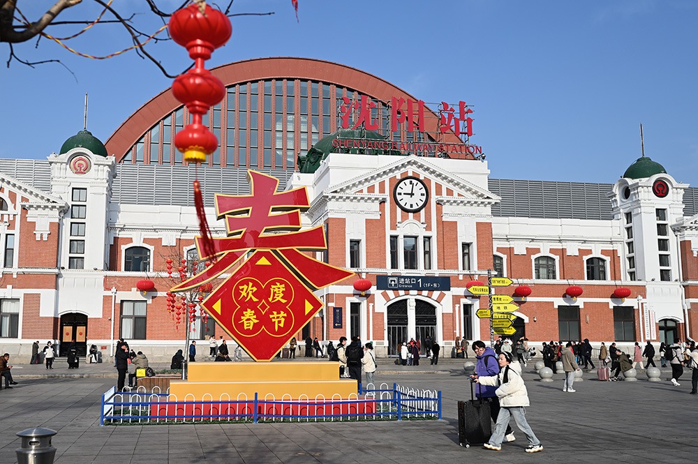 △ 2024年2月17日，沈陽站，人們拉著大大小小的行李箱，踏上了龍年新征程。
