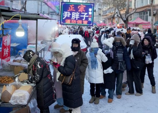 在哈爾濱紅專街早市，顧客們排起長隊購買油炸糕（1月22日攝）。新華社記者 王毓國 攝