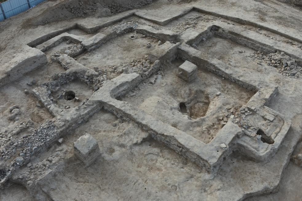 這是都蘭熱水墓群北一區(qū)M37號(hào)（“羊圈墓”）的祭祀建筑全景。