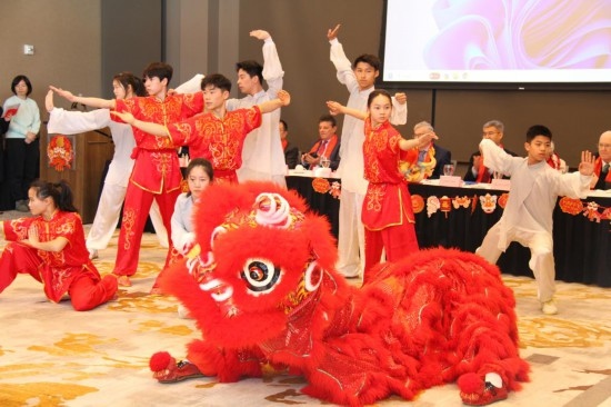 2月9日，在馬斯卡廷，中國人民大學附屬中學藝術(shù)團學生表演中國武術(shù)。