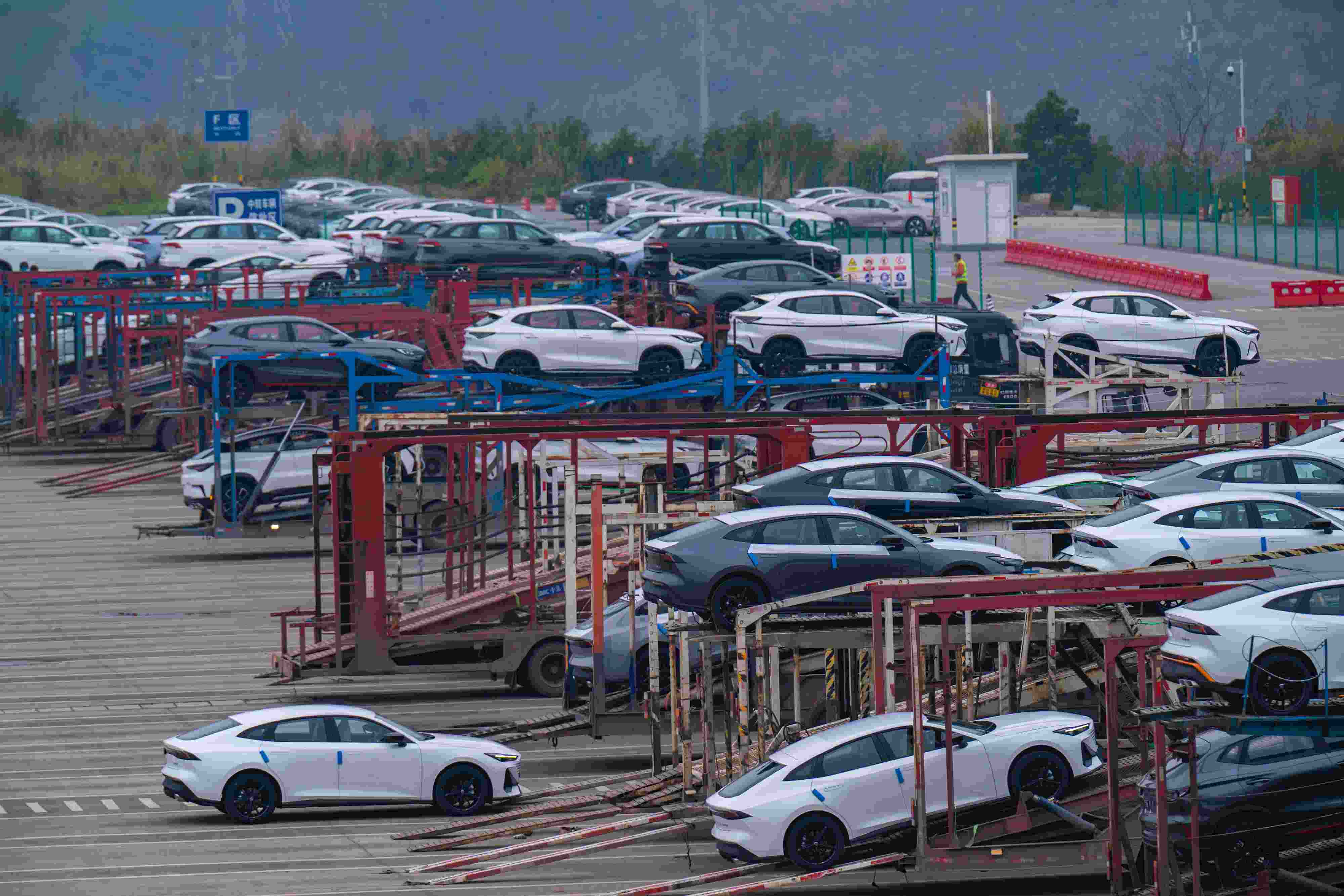 2024年2月25日，重慶江北區(qū)某汽車整車分撥中心，一排排汽車整裝待發(fā)。