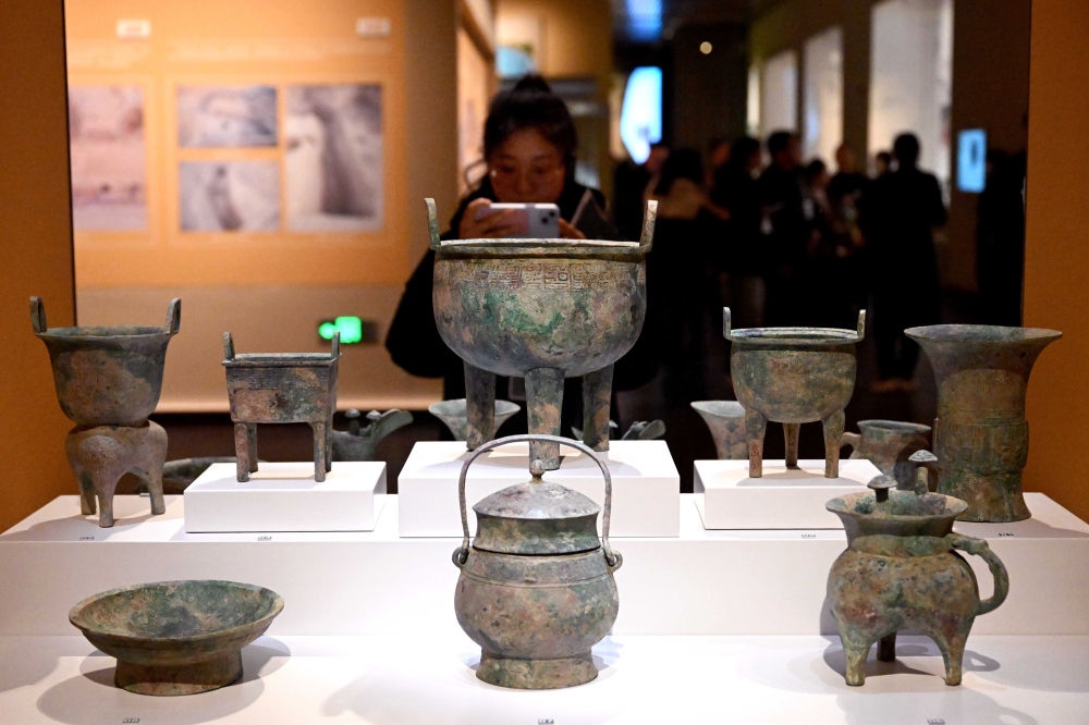 2月26日，參觀者在河南安陽殷墟博物館新館內(nèi)拍攝展品。