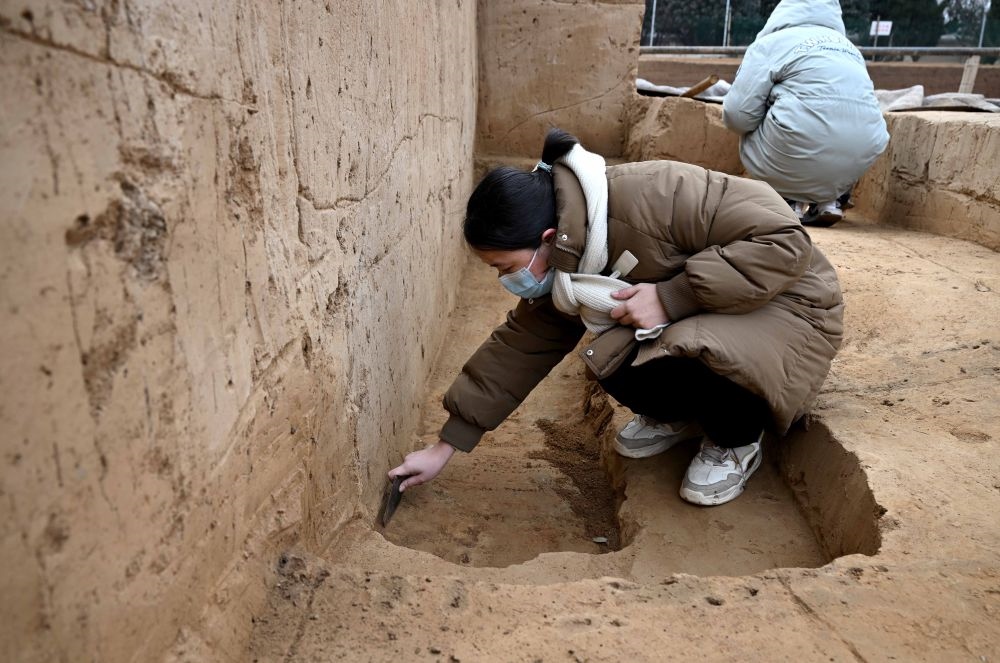 工作人員在殷墟王陵遺址進行發(fā)掘作業(yè)（2月24日攝）。