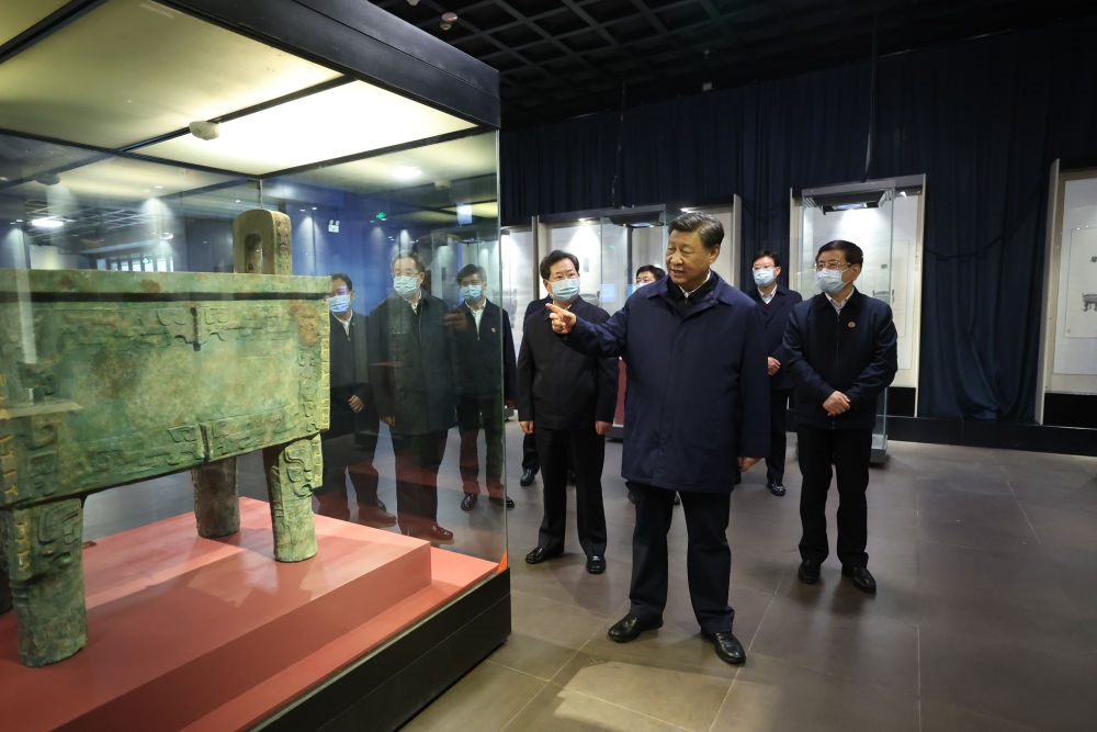2022年10月28日下午，習(xí)近平在安陽市殷墟博物館考察。新華社記者 鞠鵬 攝