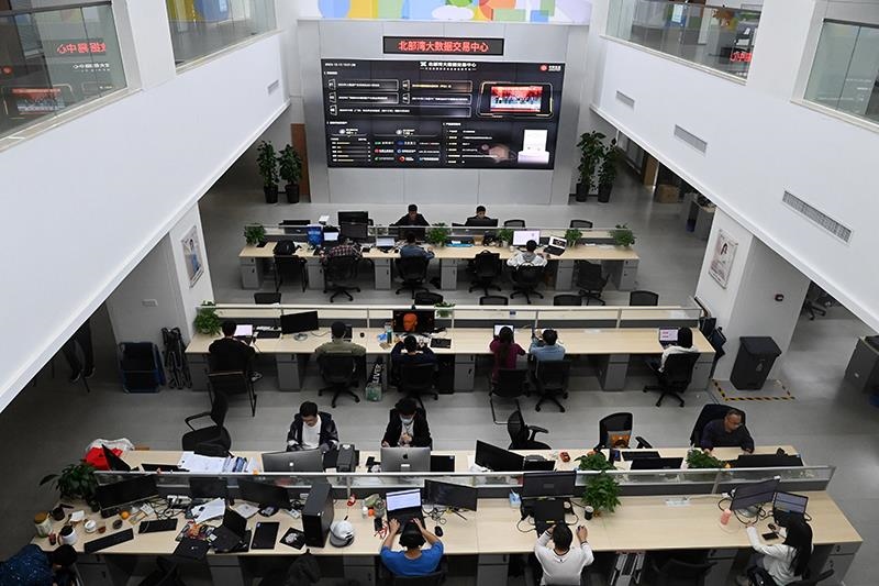 2023年12月12日，中國－東盟信息港股份有限公司員工在工作中。