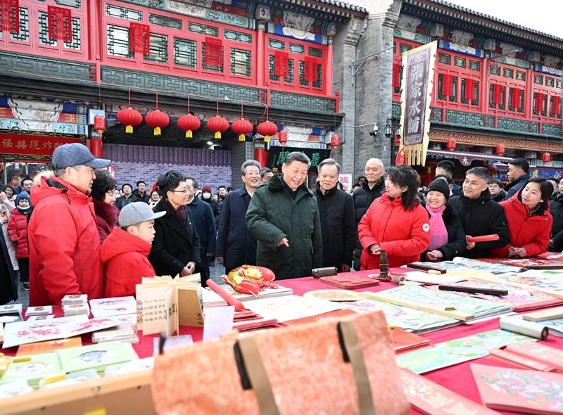 △2024年2月1日，習(xí)近平總書記在天津古文化街考察時，同店鋪員工和現(xiàn)場群眾互動交流。