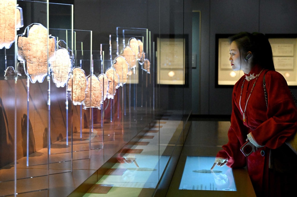 2月26日，參觀者在河南安陽殷墟博物館新館內(nèi)觀看展出的刻辭卜甲。