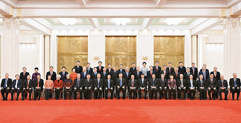 2024年2月7日，習(xí)近平、王滬寧、蔡奇、丁薛祥等在北京人民大會堂同黨外人士歡聚一堂，共迎佳節(jié)。這是習(xí)近平等同大家合影留念。 新華社記者 謝環(huán)馳/攝