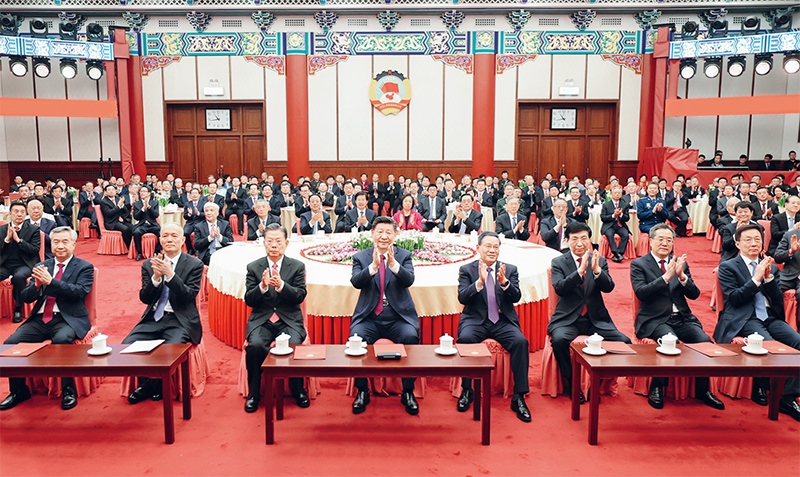 2023年12月29日，全國政協(xié)在北京舉行新年茶話會。黨和國家領(lǐng)導(dǎo)人習(xí)近平、李強(qiáng)、趙樂際、王滬寧、蔡奇、丁薛祥、李希、韓正出席茶話會并觀看演出。 新華社記者 鞠鵬/攝