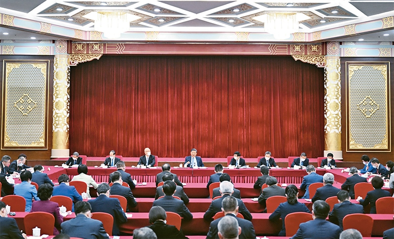 2023年3月6日，中共中央總書記、國家主席、中央軍委主席習(xí)近平看望參加全國政協(xié)十四屆一次會議的民建、工商聯(lián)界委員，并參加聯(lián)組會，聽取意見和建議。中共中央政治局常委、全國政協(xié)十四屆一次會議主席團(tuán)會議主持人王滬寧，中共中央政治局常委蔡奇、丁薛祥參加看望和討論。 新華社記者 謝環(huán)馳/攝
