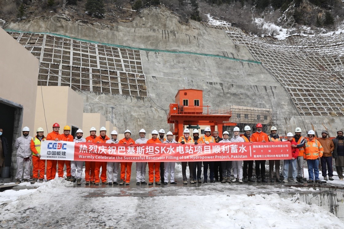 中巴建設(shè)者共同慶祝蘇吉吉納里水電站順利啟動(dòng)蓄水工作。中國能建葛洲壩集團(tuán)供圖
