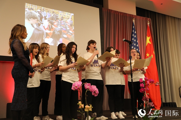 馬斯卡廷中學的學生們還深情演唱了表現(xiàn)中美兩國人民友誼的歌曲《情緣留住永恒的記憶》。 人民網(wǎng)記者 李志偉攝