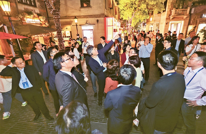 2023年4月18日，全國無黨派人士考察團來到位于上海市黃浦區(qū)的上海新天地開放式街區(qū)考察夜經(jīng)濟。 新華社記者 王翔/攝