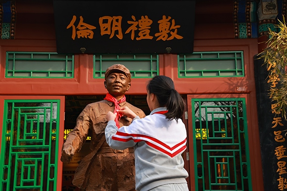 “追尋雷鋒足跡 弘揚志愿精神”學(xué)雷鋒主題教育活動。學(xué)校供圖