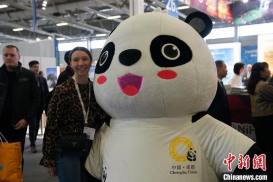 3月5日，2024年柏林國際旅游交易會(ITB)在柏林會展中心拉開帷幕。以“你好！中國”為主題的中國展區(qū)當日亮相展會。圖為觀眾與大熊貓人偶合影。中新社記者 馬秀秀 攝