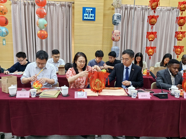 燈籠文化交流活動現(xiàn)場。中建國際中西非公司供圖