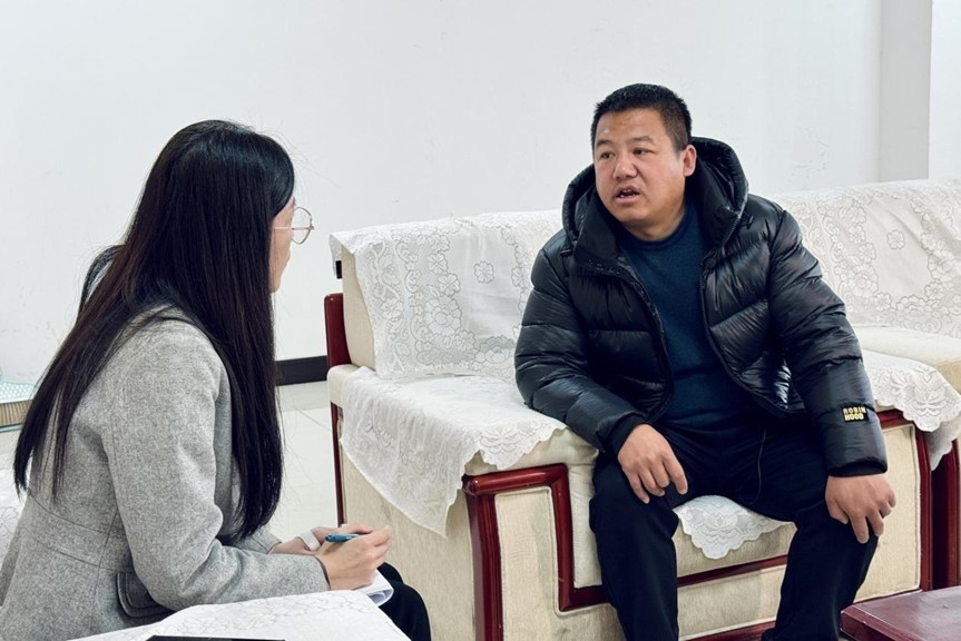 人民網(wǎng)記者采訪“在水一方”小區(qū)住戶。人民網(wǎng) 高清揚攝
