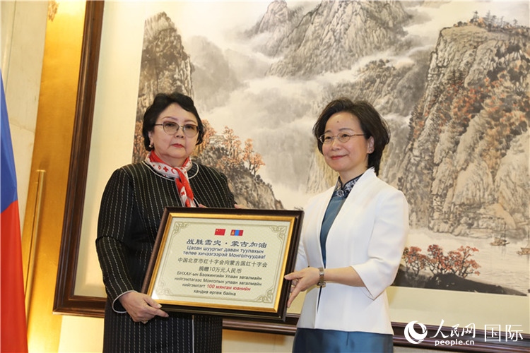 沈大使向寶勞爾瑪（左）秘書長轉交捐款。人民網記者 霍文攝