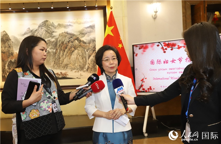 沈大使接受蒙古媒體采訪。人民網記者 霍文攝