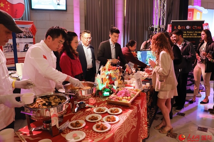 使館工作人員詳細(xì)為現(xiàn)場(chǎng)美食家和來(lái)賓講解菜品色香味特點(diǎn)、原料特色、烹制手法及其中蘊(yùn)含的中華美食文化。人民網(wǎng)記者 李志偉攝