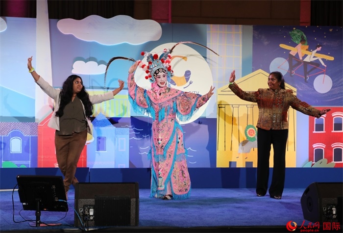 當(dāng)?shù)厝A人京劇社團(tuán)的青年演員現(xiàn)場(chǎng)表演京劇選段，并與現(xiàn)場(chǎng)觀眾近距離互動(dòng)。人民網(wǎng)記者 李志偉攝