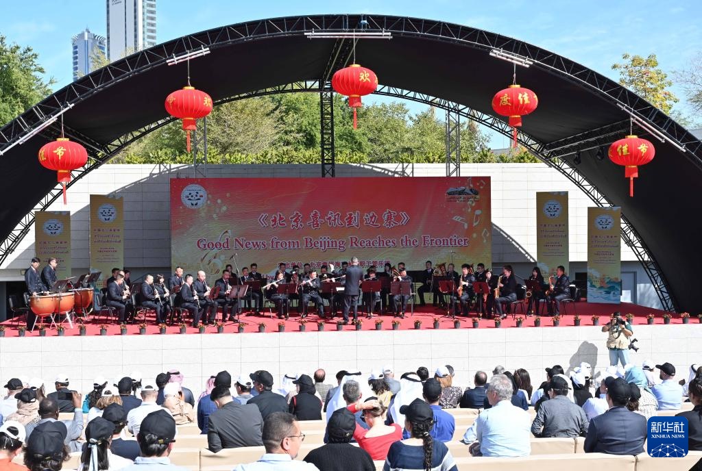 3月9日，在科威特首都省賈比爾文化中心，人們欣賞中國(guó)樂隊(duì)帶來的中國(guó)曲目。新華社發(fā)（阿薩德攝）