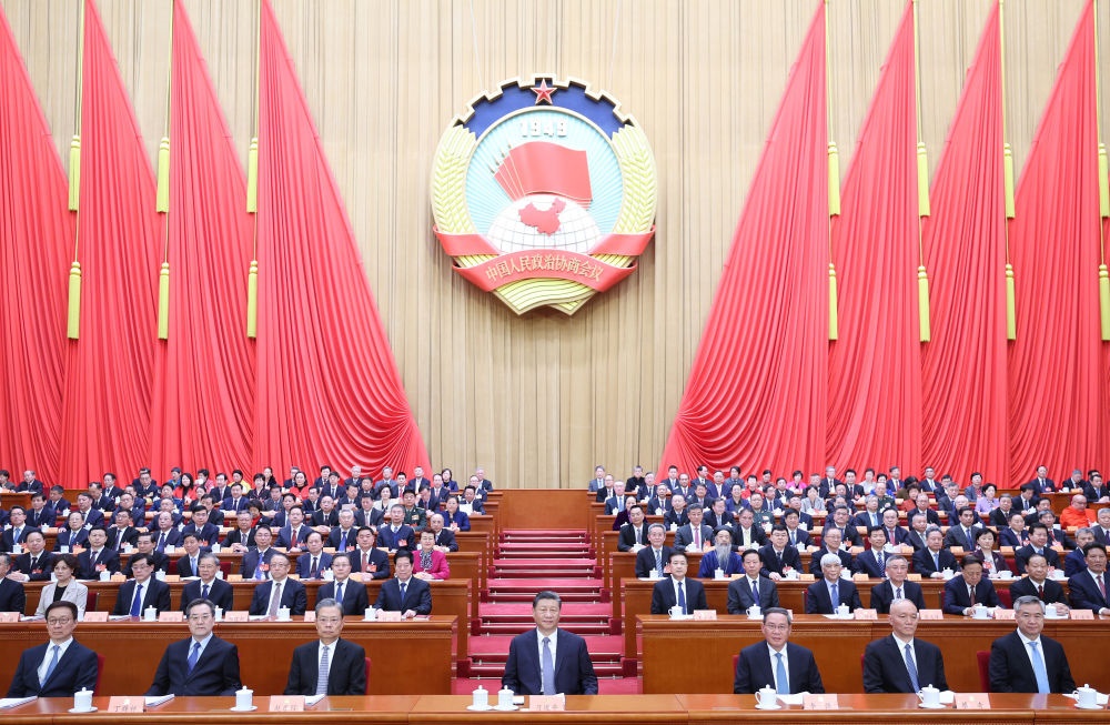 3月4日下午，中國人民政治協(xié)商會(huì)議第十四屆全國委員會(huì)第二次會(huì)議在北京人民大會(huì)堂開幕。這是習(xí)近平、李強(qiáng)、趙樂際、蔡奇、丁薛祥、李希、韓正在主席臺(tái)就座。王滬寧代表政協(xié)第十四屆全國委員會(huì)常務(wù)委員會(huì)，向大會(huì)報(bào)告工作。