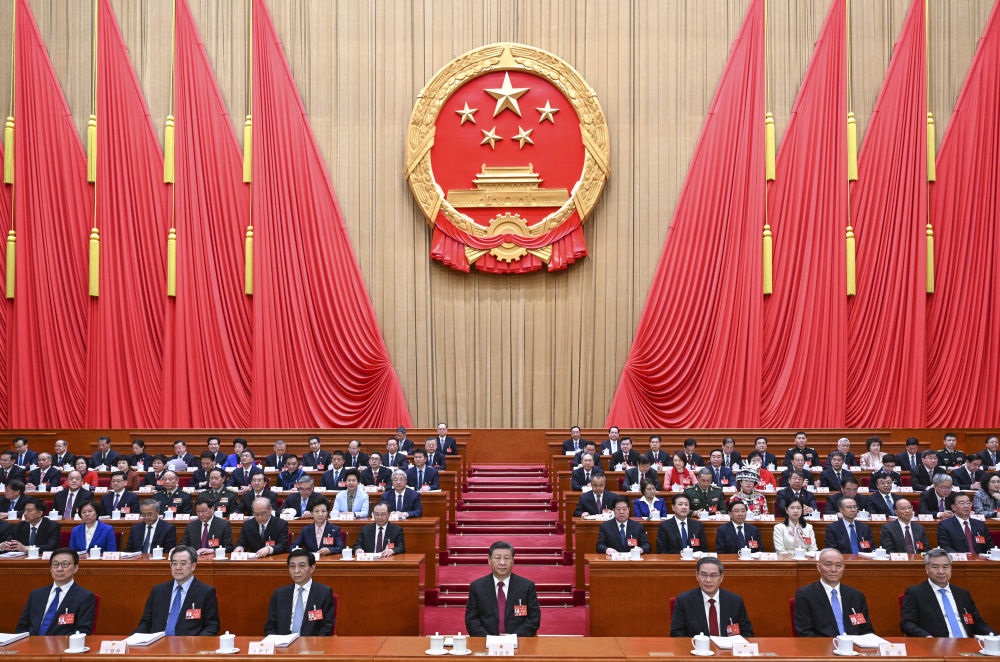 3月5日，第十四屆全國人民代表大會(huì)第二次會(huì)議在北京人民大會(huì)堂開幕。黨和國家領(lǐng)導(dǎo)人習(xí)近平、李強(qiáng)、王滬寧、蔡奇、丁薛祥、李希、韓正等出席大會(huì)。趙樂際主持大會(huì)。