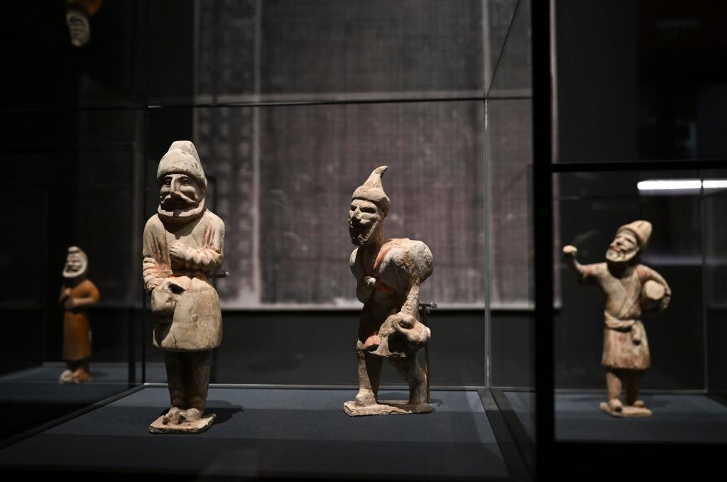 “歷史之遇——中國(guó)與西亞古代文明交流展”于1月12日至4月11日在故宮午門正殿展廳舉行。這是展出的陶彩繪人俑（1月10日攝）。新華社記者金良快攝