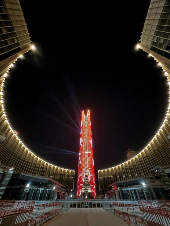  2024年2月9日，埃及開羅以東建設(shè)中的埃及新行政首都中央商務(wù)區(qū)項(xiàng)目上演燈光秀，迎接龍年春節(jié)。新華社發(fā)（黎炳宏攝）
