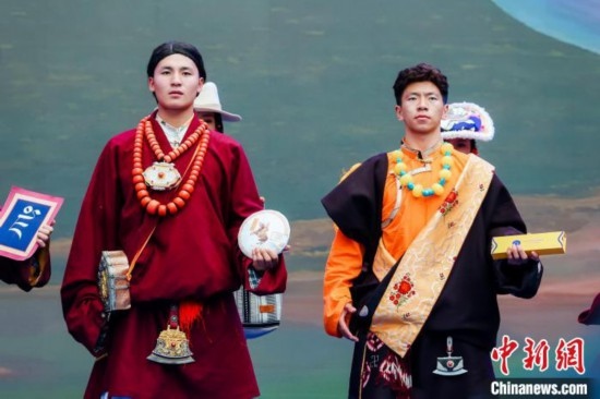 圖為身著民族服飾的演員們展示果洛特產(chǎn)。 果洛州文體旅游廣電局 供圖