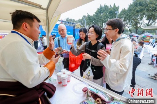 圖為廣州市民體驗(yàn)果洛特產(chǎn)。 果洛州文體旅游廣電局 供圖