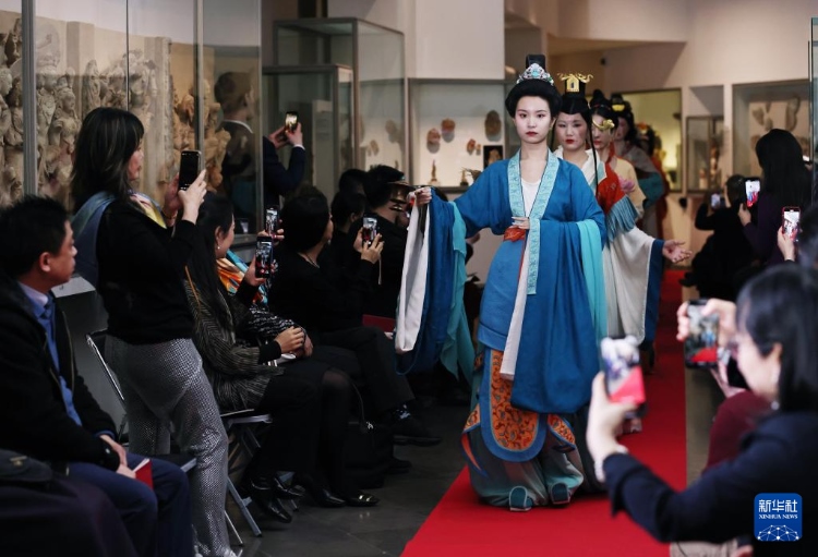 3月13日，在位于法國巴黎的吉美國立亞洲藝術(shù)博物館，模特展示敦煌復(fù)原服飾。新華社記者 高靜 攝