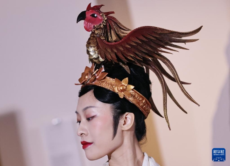 3月13日，在位于法國巴黎的吉美國立亞洲藝術(shù)博物館，模特展示敦煌復(fù)原服飾。新華社記者 高靜 攝