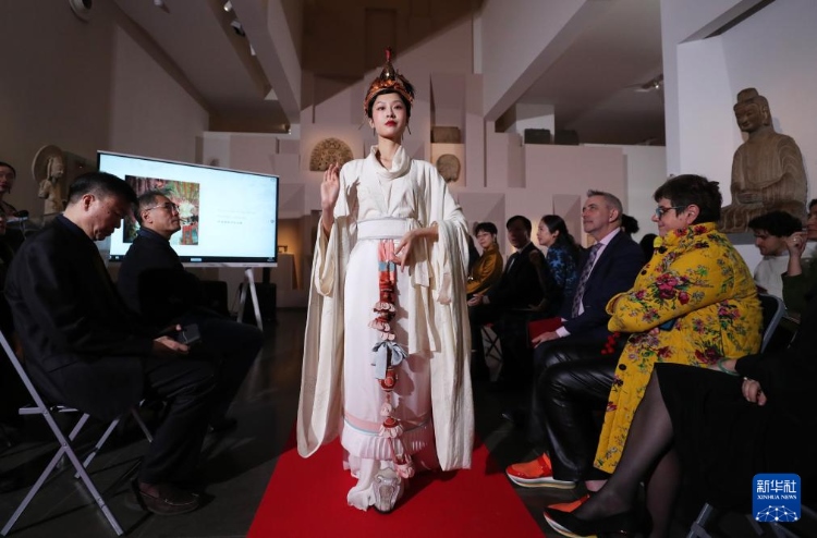 3月13日，在位于法國巴黎的吉美國立亞洲藝術(shù)博物館，模特展示敦煌復(fù)原服飾。新華社記者 高靜 攝
