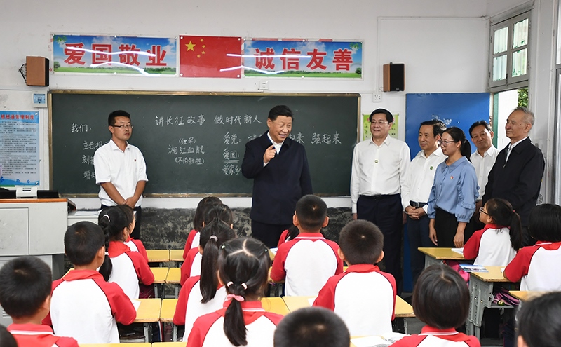 2020年9月16日，習(xí)近平總書(shū)記在湖南省郴州市汝城縣文明瑤族鄉(xiāng)第一片小學(xué)，同正在上思政課的同學(xué)們親切交流。