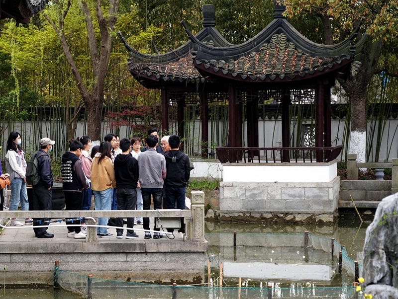 2021年3月30日，在上海交通大學(xué)南蘇園的“微型洱海”旁，孔海南教授為學(xué)生們打造“沉浸式”思政課。