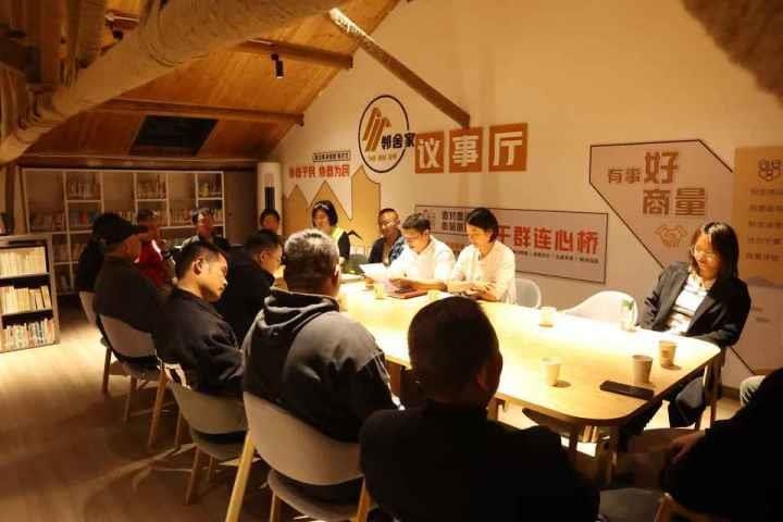 △浙江金華武義縣后陳村“鄰舍家”協(xié)商議事會討論舊村改造事宜。