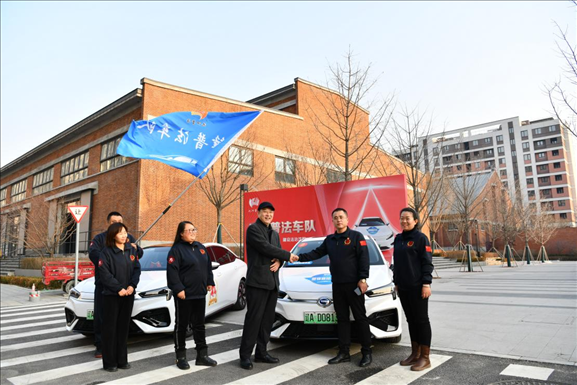 沈陽“憲法宣傳周”啟動儀式上雷鋒車隊照片。遼寧省司法廳供圖